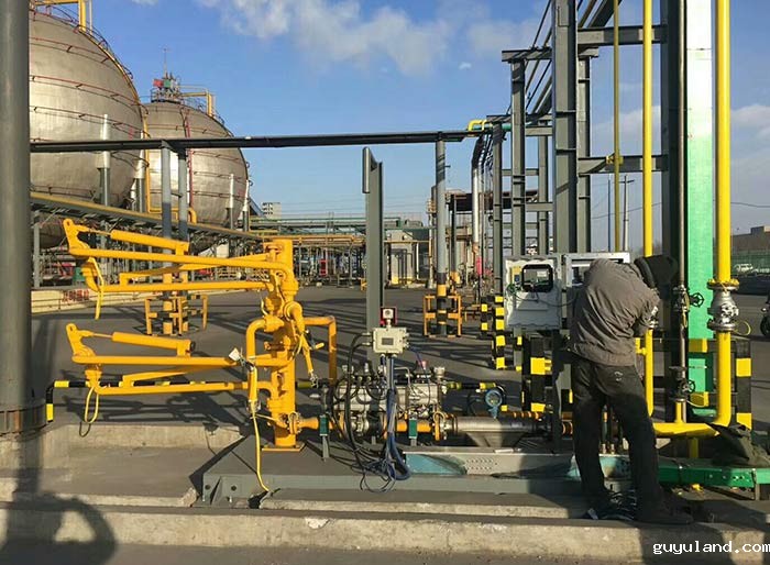 3.jpg 　　汽(火)车槽车装卸车鹤管(流体装卸臂)现场图